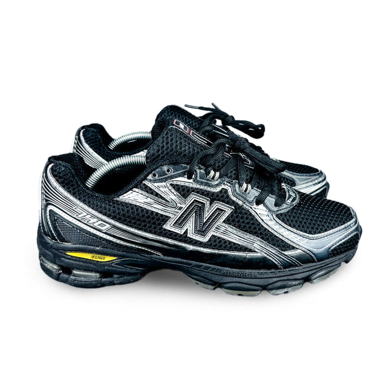 New Balance 740 BLACK