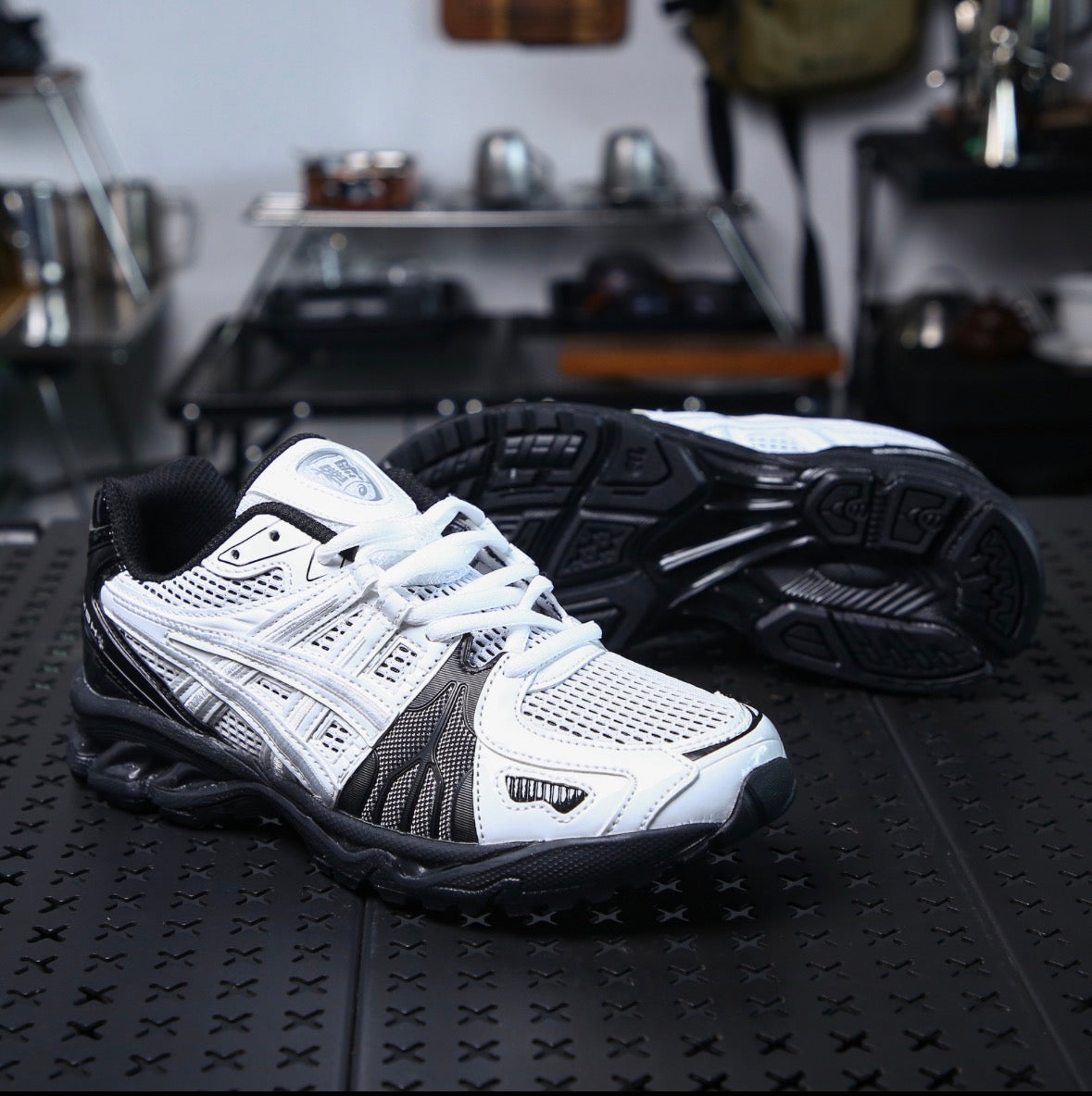 GEL-KAYANO LEGACY
GMBH WHITE BLACK