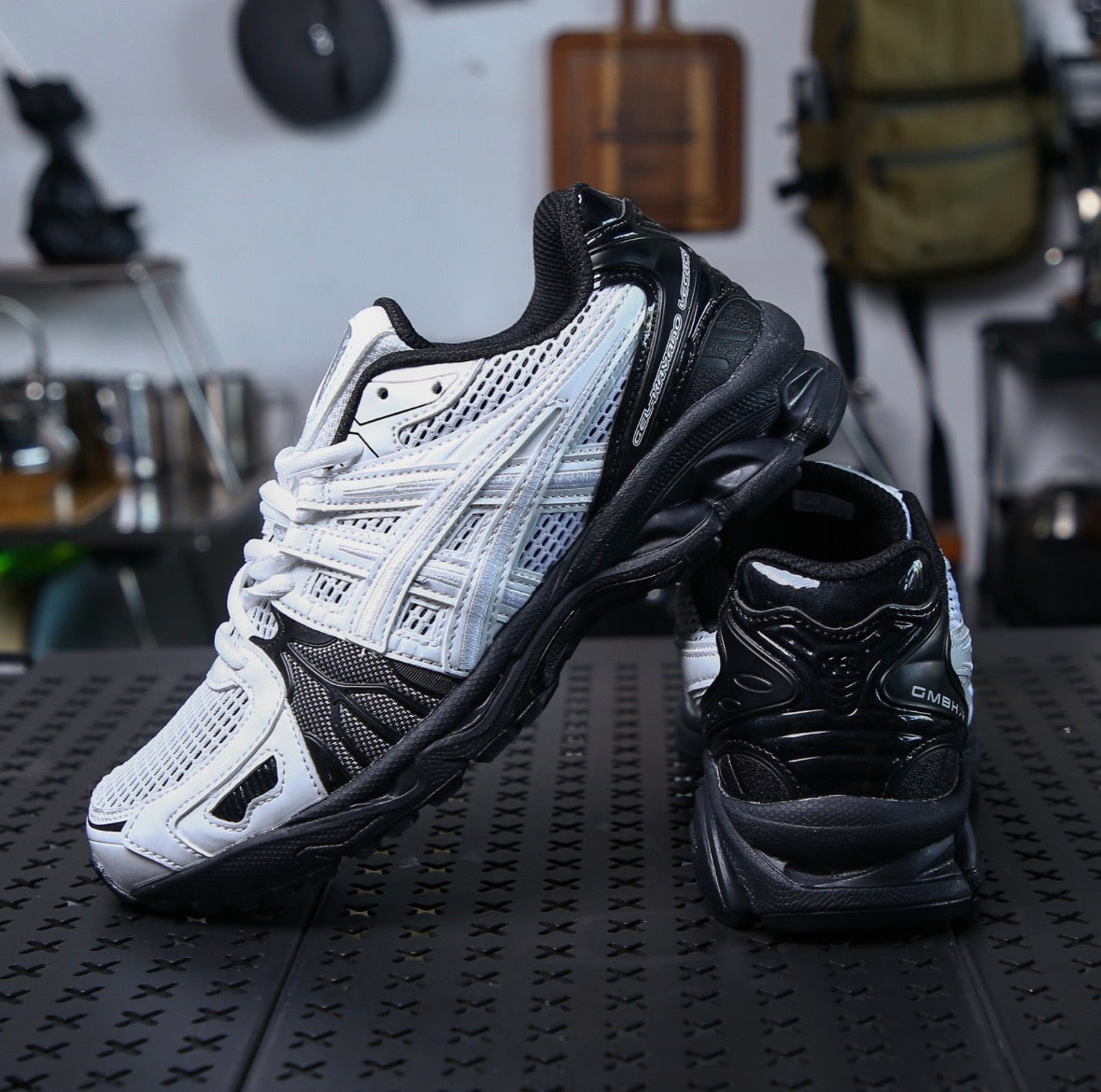 GEL-KAYANO LEGACY
GMBH WHITE BLACK