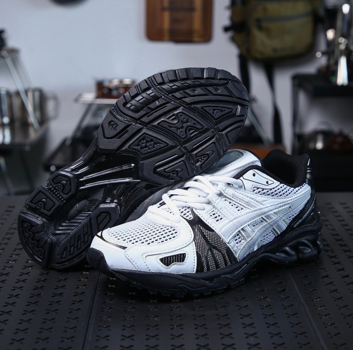 GEL-KAYANO LEGACY
GMBH WHITE BLACK