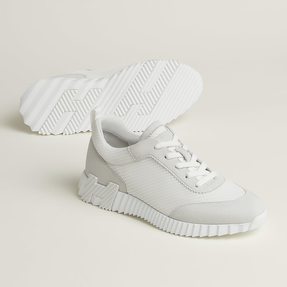 Bouncing Full White
